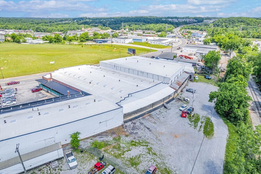 More Photos Of 1214 College St, Clarksville Warehouse For Lease