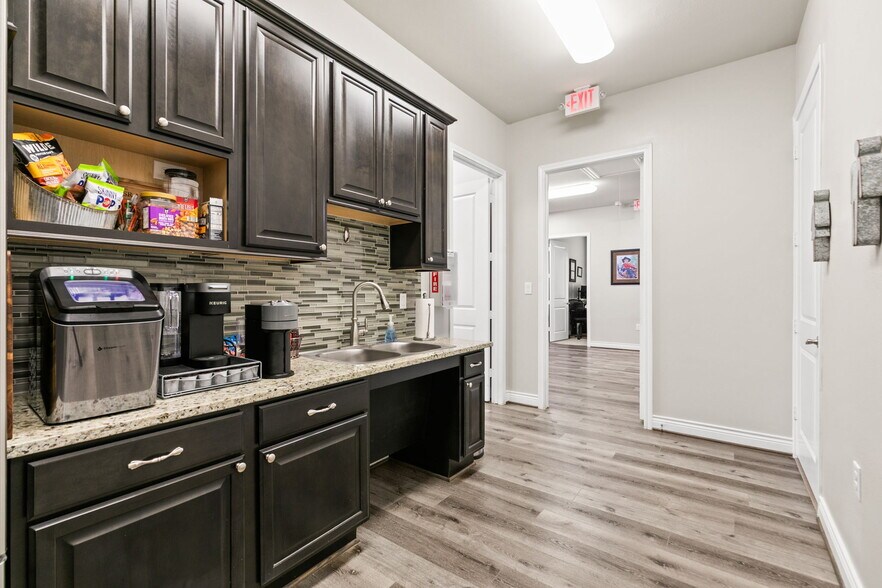 More Photos Of 13715 Office Park Dr, Houston Office For Sale