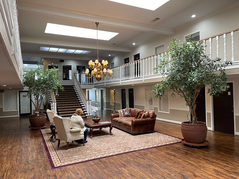 More Photos Of 207 W Hickory St, Denton Office For Lease