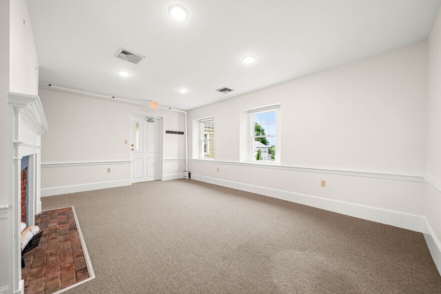 More Photos Of 160 Sylvan St, Danvers Office For Sale