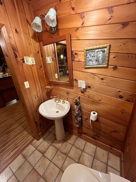 More Photos Of 690-692 State Route 66, Leechburg General Retail For Sale