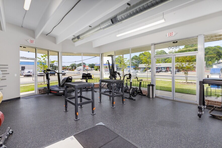 More Photos Of 1800 Laurens Rd, Greenville Freestanding For Lease