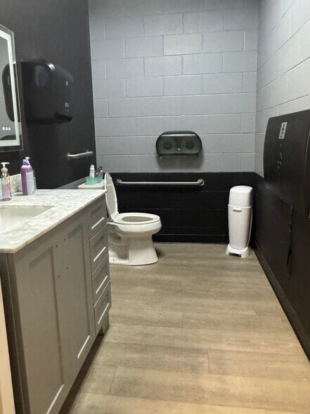 More Photos Of 173 Davis St, Southern Pines Flex For Lease