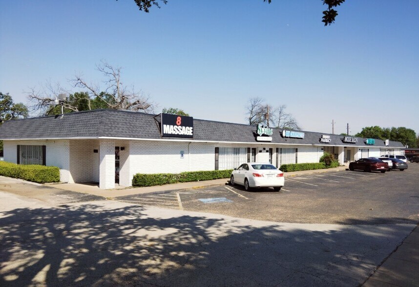 More Photos Of 1012 N Davis Dr, Arlington Storefront For Lease