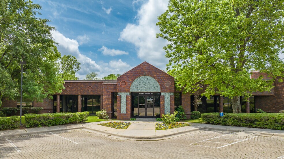Primary Photo Of 400 W Houston St, Marshall Office For Sale