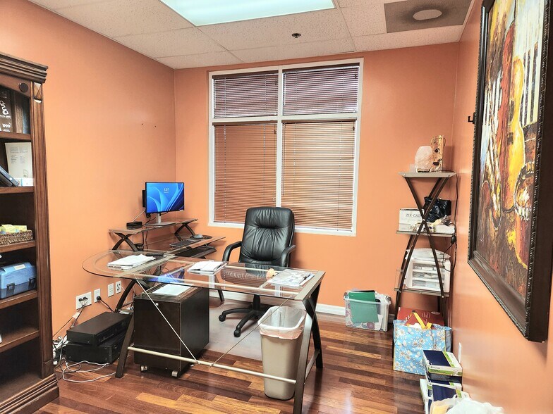 More Photos Of 681 Goodlette Rd N, Naples Medical For Lease