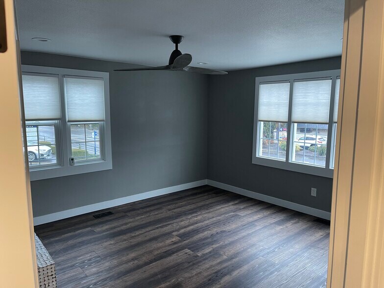 More Photos Of 18615 Willamette Dr, West Linn Medical For Lease