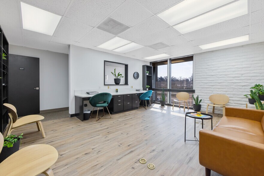 More Photos Of 1620 W Mineral King Ave, Visalia Office For Sale