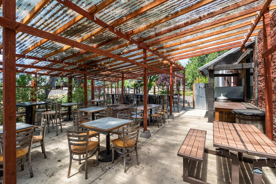 More Photos Of 509 SW G St, Grants Pass Restaurant For Sale