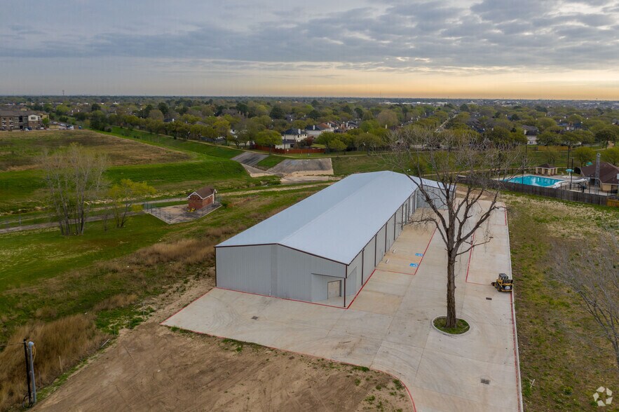 More Photos Of 6424 Queenston Blvd, Houston Light Distribution For Sale