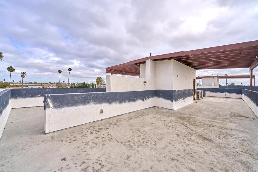 More Photos Of 550 W 47th St, Los Angeles Apartments For Sale