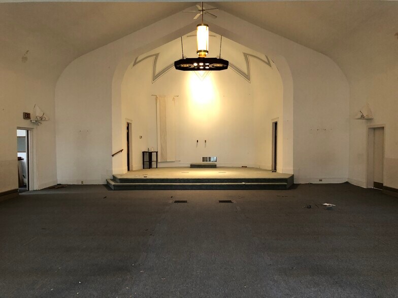 More Photos Of 201 W State St, Scottville Specialty For Lease