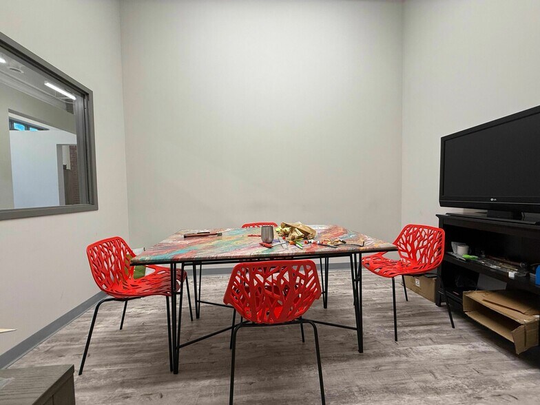 More Photos Of 2101 W Chesterfield Blvd, Springfield Office For Sale