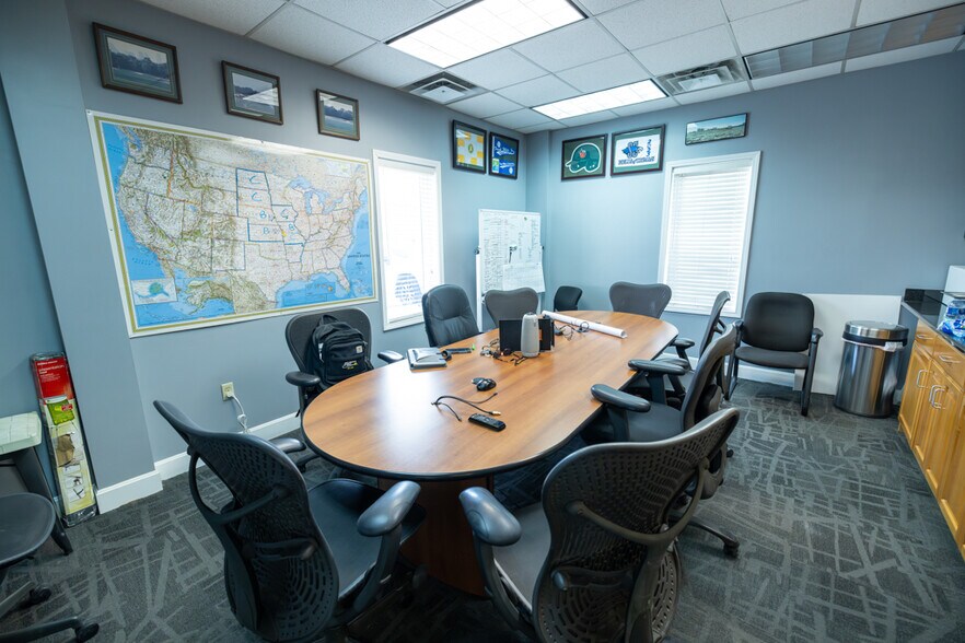 More Photos Of 1621 Se Summit St, Lee's Summit Light Distribution For Lease