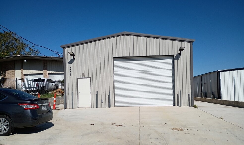 Primary Photo Of 2338 Fort Worth st, Grand Prairie Light Manufacturing For Lease