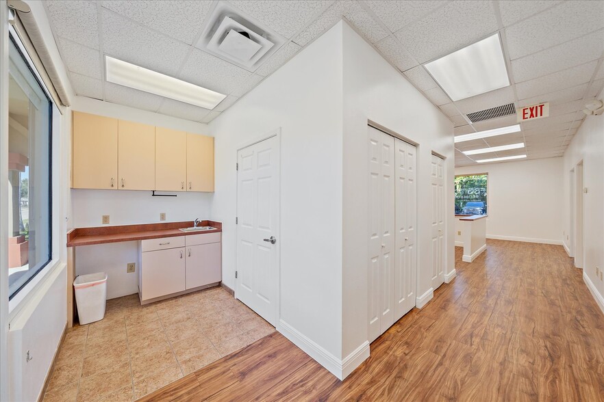 More Photos Of 306 N Rhodes Ave, Sarasota Medical For Sale