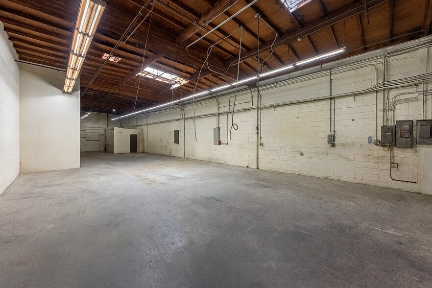 More Photos Of 3014-3018 N Coolidge Ave, Los Angeles Warehouse For Lease