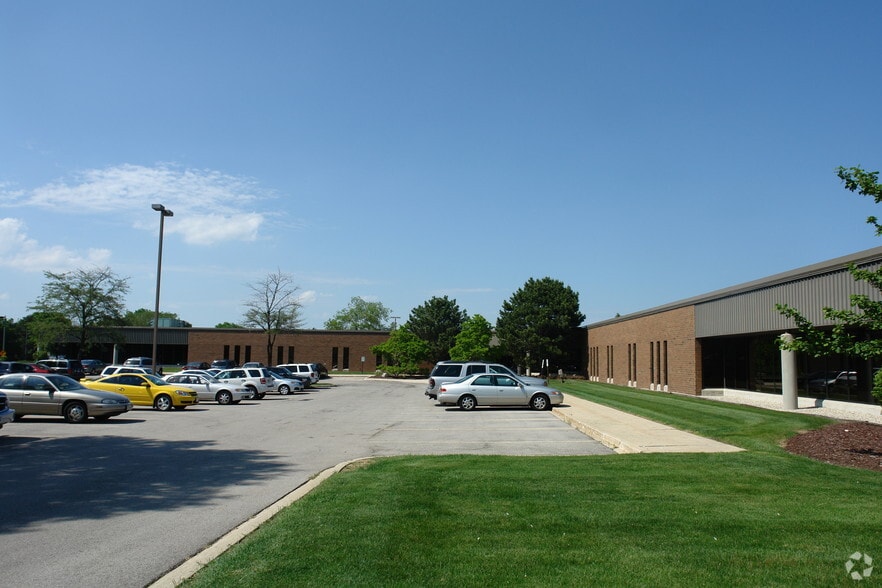 More Photos Of 9000 N Deerbrook Trl, Brown Deer Flex For Sale