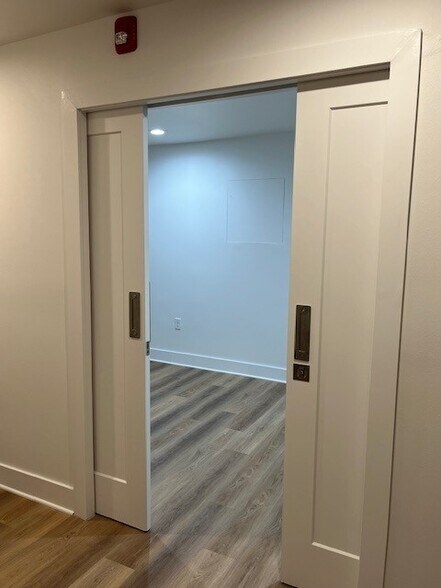 More Photos Of 1542 4TH St, Sarasota Storefront Retail Office For Lease