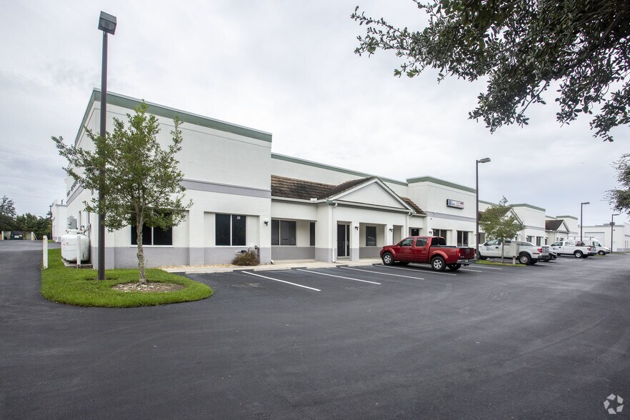 More Photos Of 10801 Sunset Plaza Cir, Fort Myers Showroom For Lease