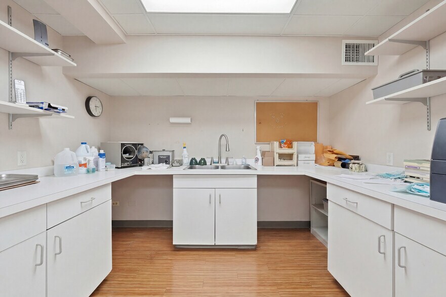 More Photos Of 8265 S Archer Ave, Willow Springs Medical For Sale
