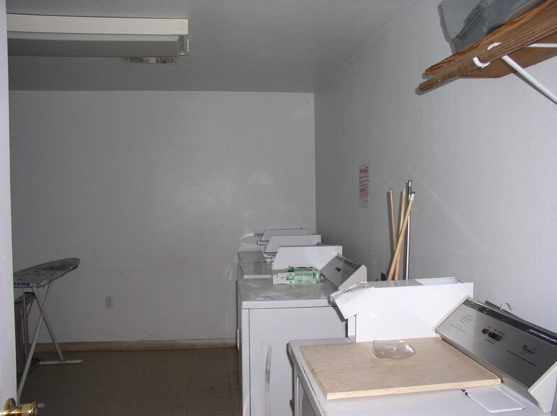 More Photos Of 1009 W Heaton St, Cuero Office For Sale