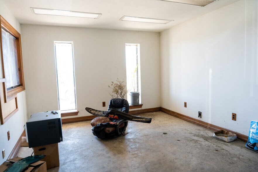 More Photos Of 1630 N Interstate 35 E, Lancaster Flex For Sale