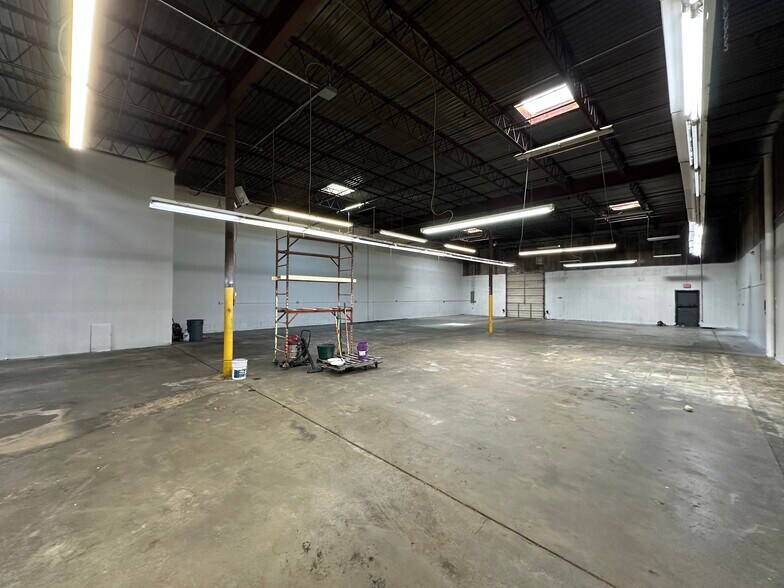 More Photos Of 3065 E Elm St, Springfield Light Manufacturing For Lease