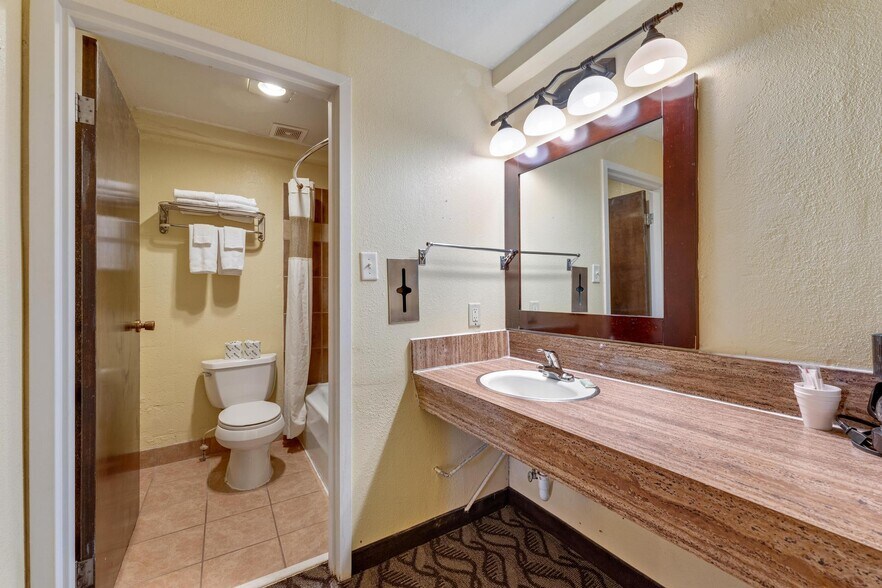 More Photos Of 260 W Main St, Vernal Hotel For Sale