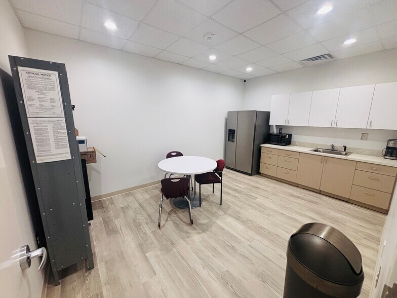More Photos Of 131 Parkwood Cir, Carrollton General Retail For Lease
