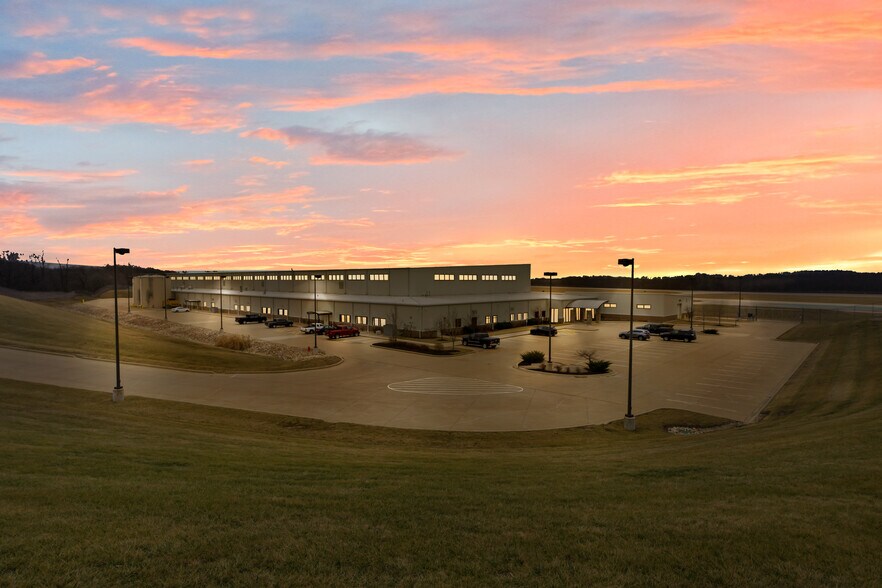 More Photos Of 7022 W Middle Rd, Peoria Airplane Hangar For Sale