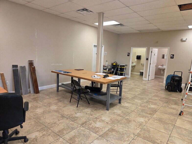 More Photos Of 6391 Corporate Park Cir, Fort Myers Light Distribution For Lease
