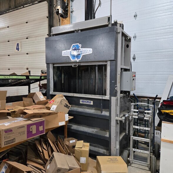 More Photos Of 440 Boul Industriel, St-Eustache Warehouse For Sale