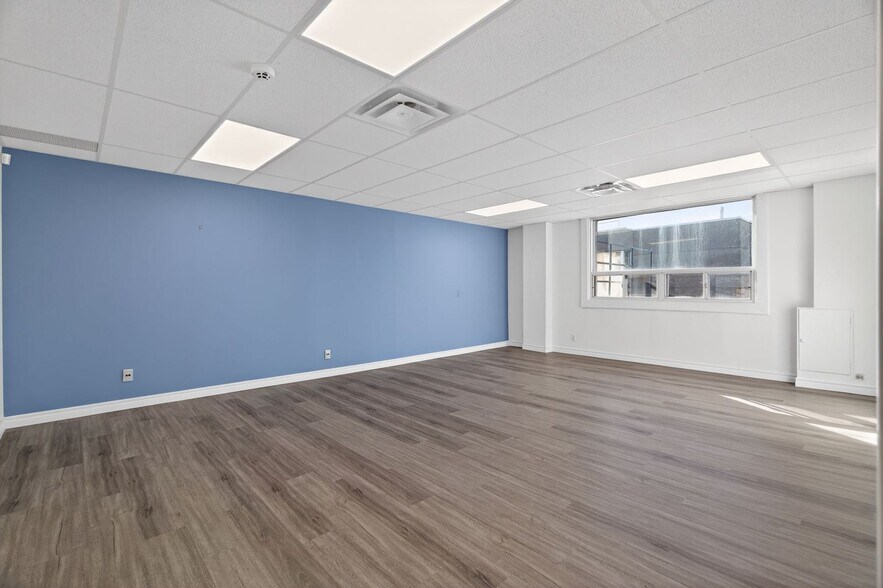 More Photos Of 256-260 Church St, Oakville Storefront Retail Office For Lease