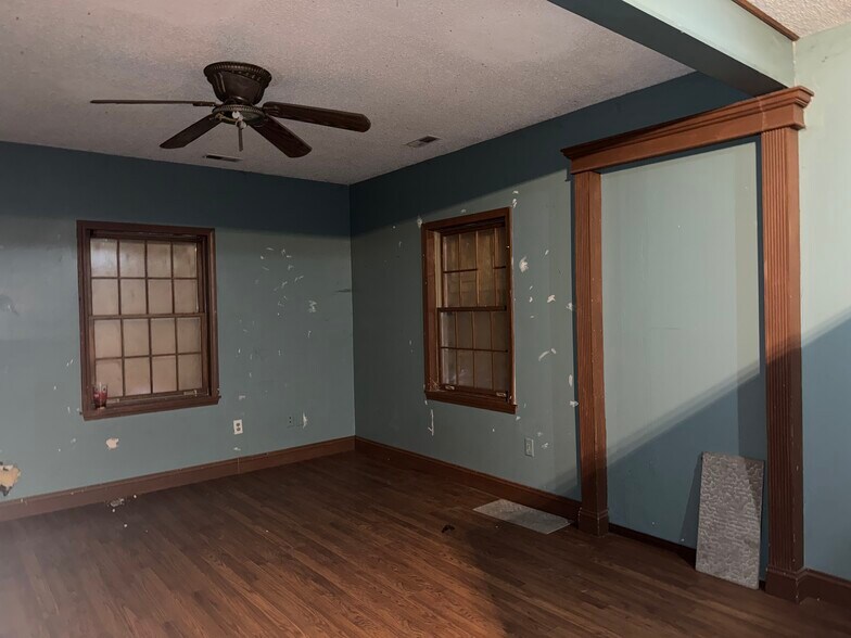 More Photos Of 321 W Broadway St, Excelsior Springs Office For Sale