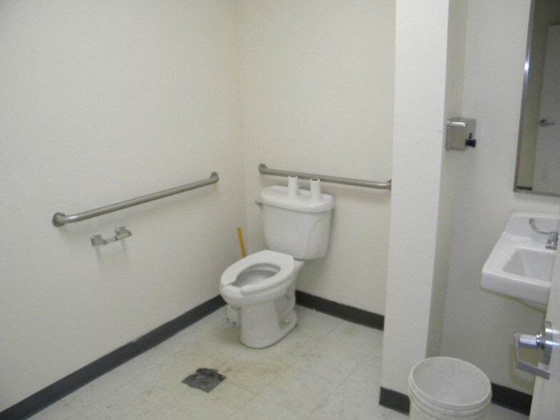 More Photos Of 1940-1952 N Elston Ave, Chicago Freestanding For Lease