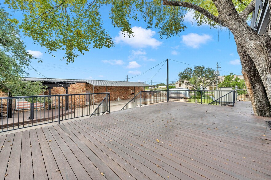 More Photos Of 601 Bessemer Ave, Llano Restaurant For Sale