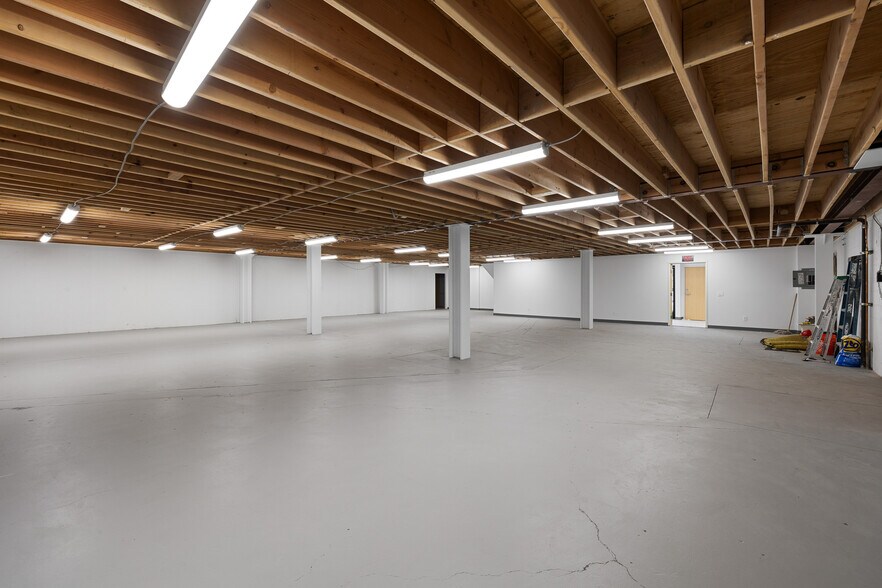 More Photos Of 18536 Oxnard St, Tarzana Warehouse For Sale