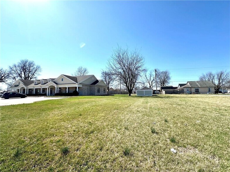 More Photos Of 909-921 Lake Land Blvd, Mattoon Office For Sale