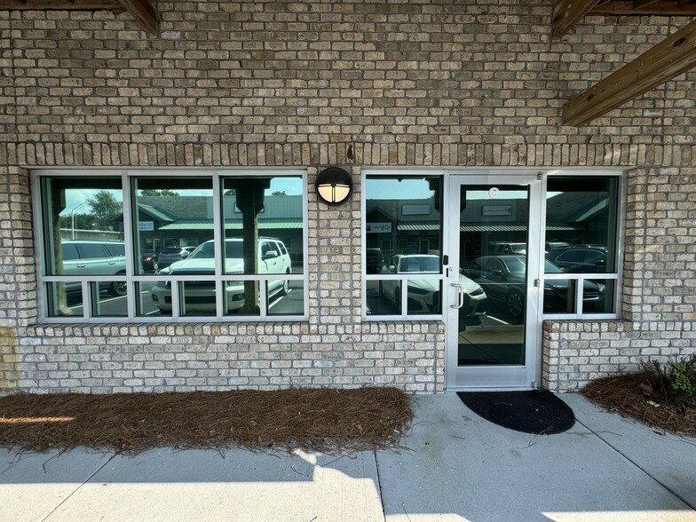 More Photos Of 6626 Gordon Rd, Wilmington Office For Sale