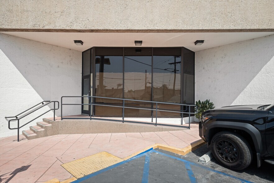 More Photos Of 1700 N Vermont Ave, Los Angeles General Retail For Lease