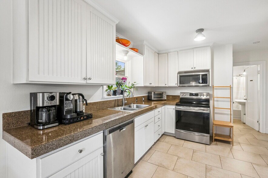 More Photos Of 11020 N Moore Ave, Portland Flex For Sale