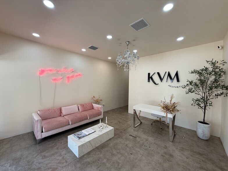 More Photos Of 27-47 S Oak St, Ventura Storefront For Lease