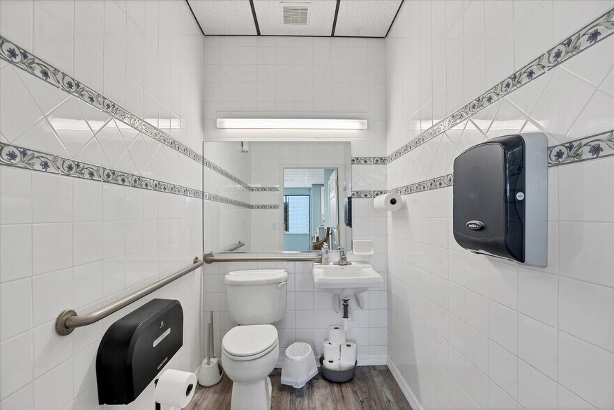 More Photos Of 3279 S Access Rd, Englewood Freestanding For Sale