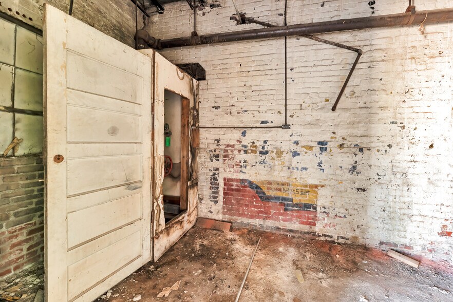 More Photos Of 504 W Commercial St, Springfield Storefront Retail Office For Sale