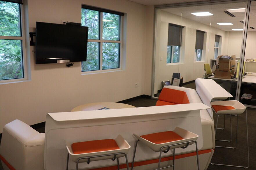 More Photos Of 8025 Creedmoor Rd, Raleigh Office For Sale