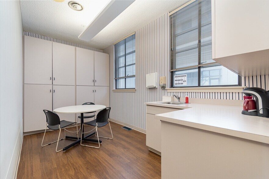 More Photos Of 334 S Water St, Saginaw Office For Sale