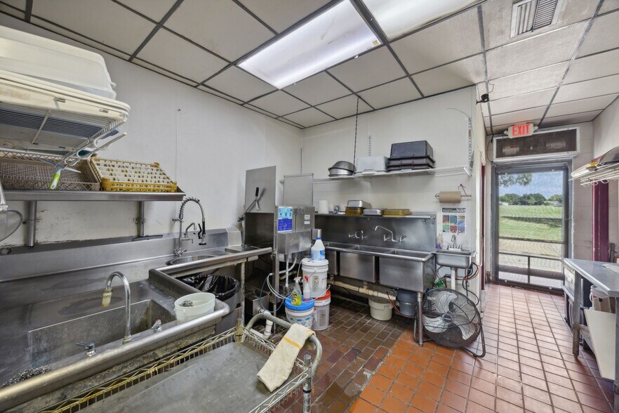 More Photos Of 525 Oates Rd, Garland Freestanding For Sale