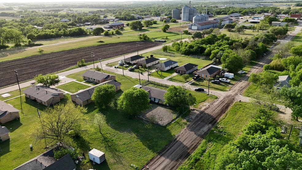 More Photos Of 401 Main st, Mart Office For Sale