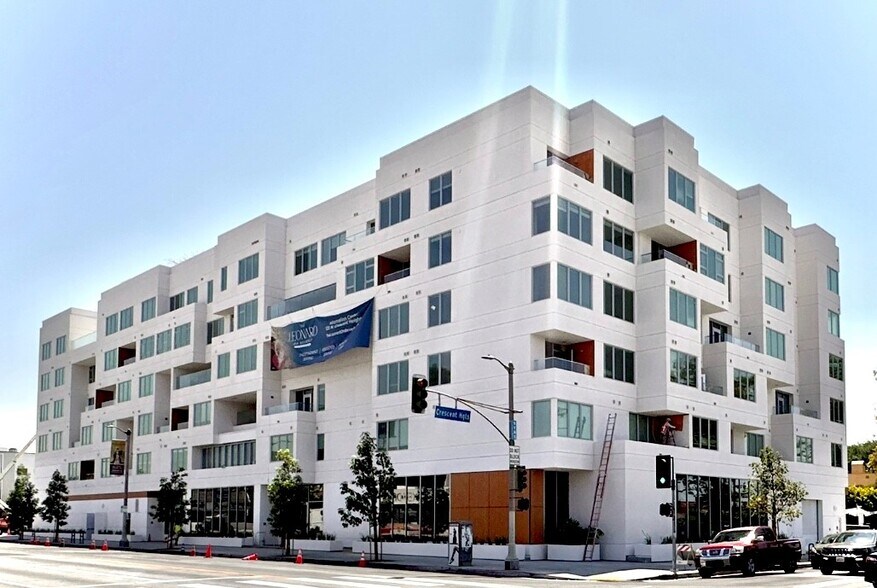 Primary Photo Of 8070 W Beverly Rd, Los Angeles Apartments For Lease
